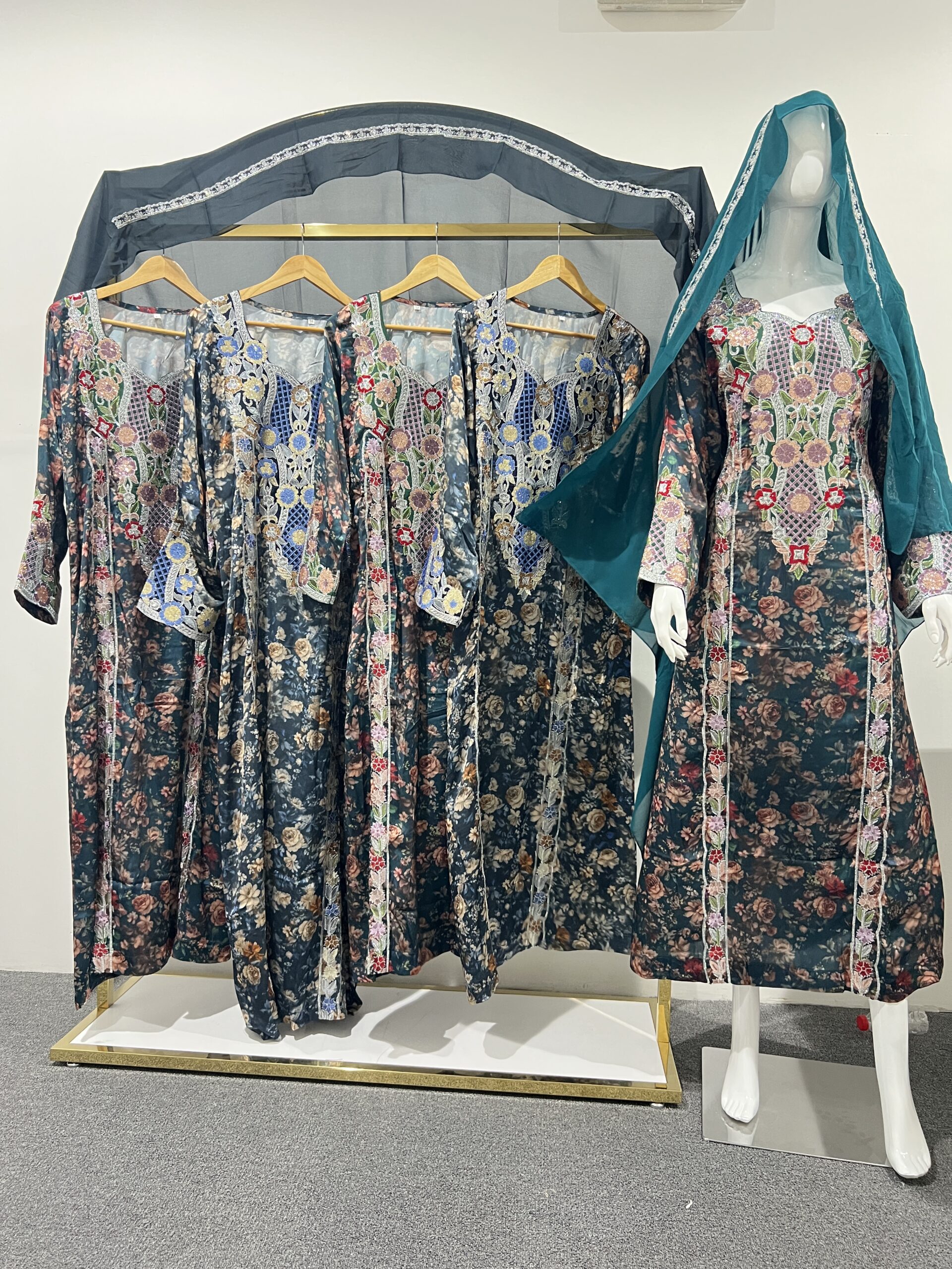Luxury Hand-Embroidered Mukhawar