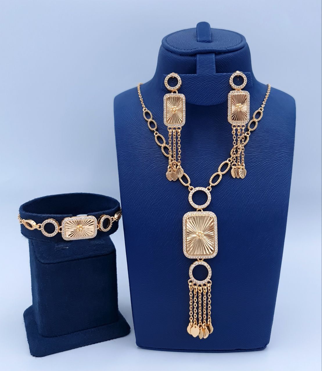 👑 Shine Without Saying a Word | 5-Piece Gold Jewelry Set for the Woman Who Leads with Grace